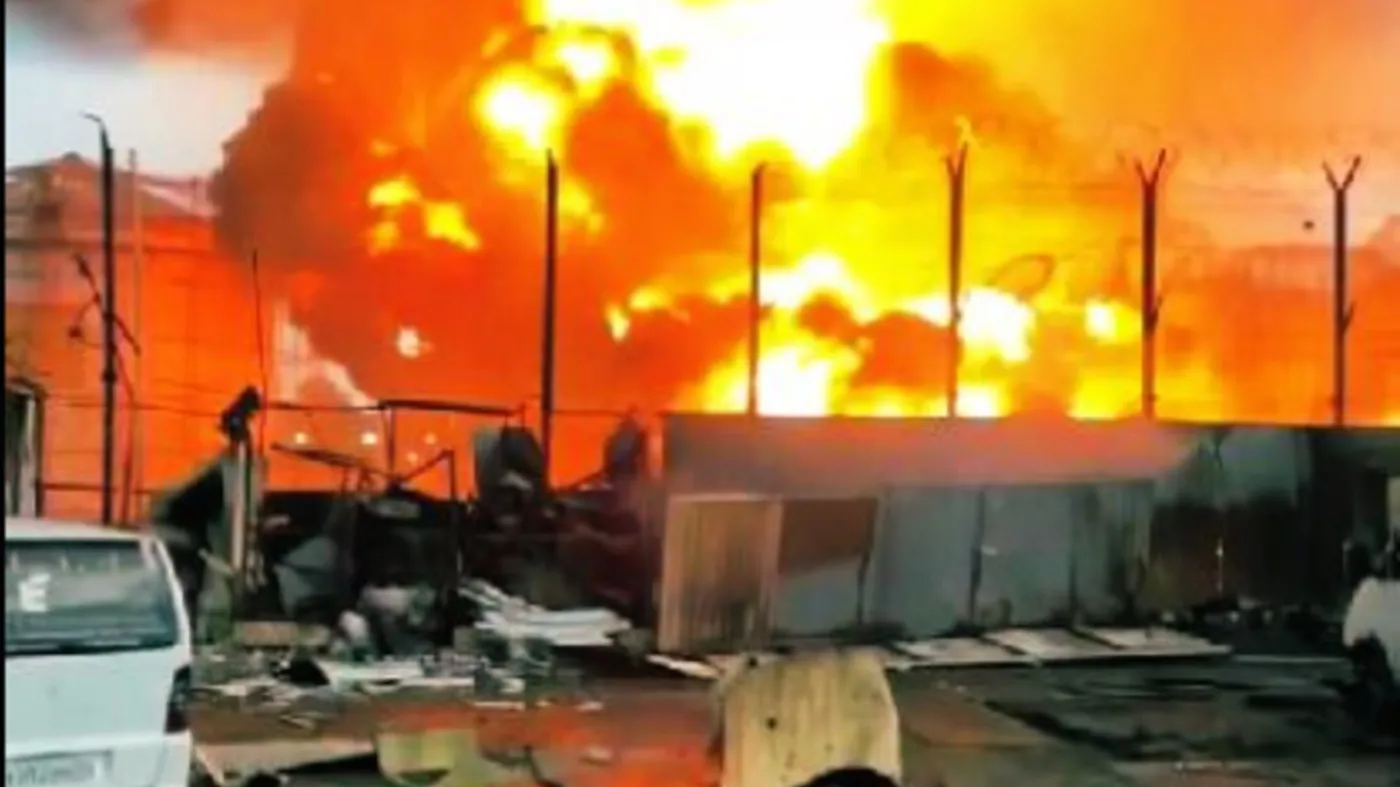 Płonie magazyn paliw na lotnisku w Soczi