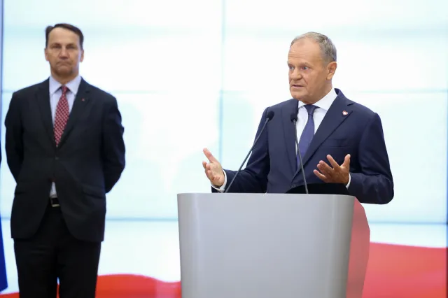 Sikorski lepszym premierem od Tuska? Zaskakujące wyniki sondażu