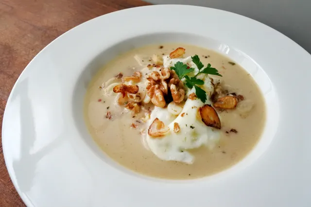 Pyszny, naturalny antybiotyk. Zupa czosnkowa Ewy Wachowicz działa cuda