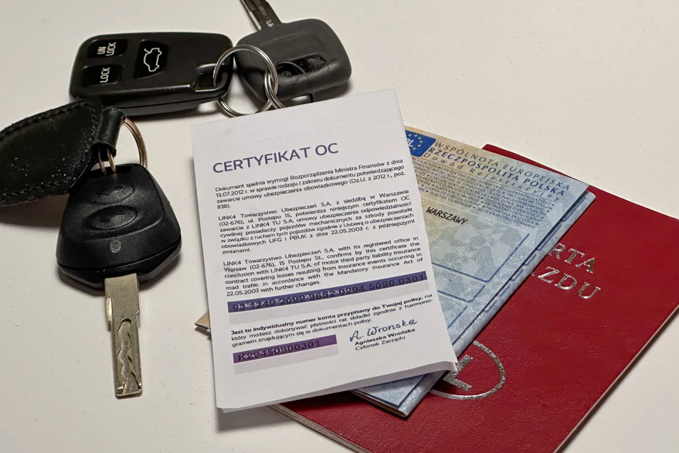 dowod-rejestracyjny-polisa-oc-kluczyki-38029501.jpg
