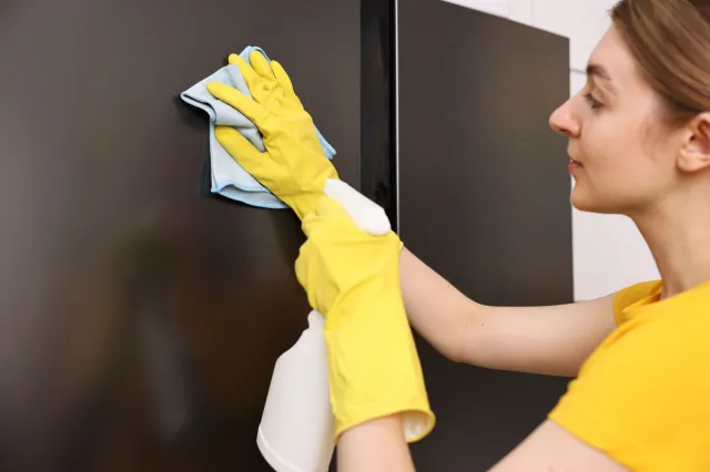 Wlewam 2 łyżki do wody i czyszczę fronty mebli. Taki roztwór usuwa kurz i nabłyszcza, a w domu pachnie jak po generalnych porządkach