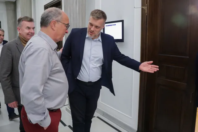 Takie gesty to już przeszłość. Odpływ wyborców Nowej Lewicy do Partii Razem