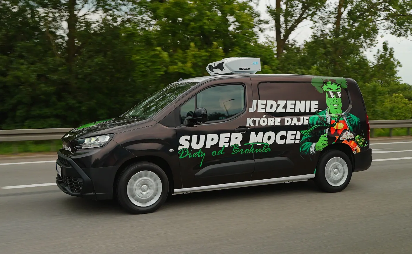 Toyota Proace City z zabudową izotermiczną we flocie cateringu Diety od Brokuła