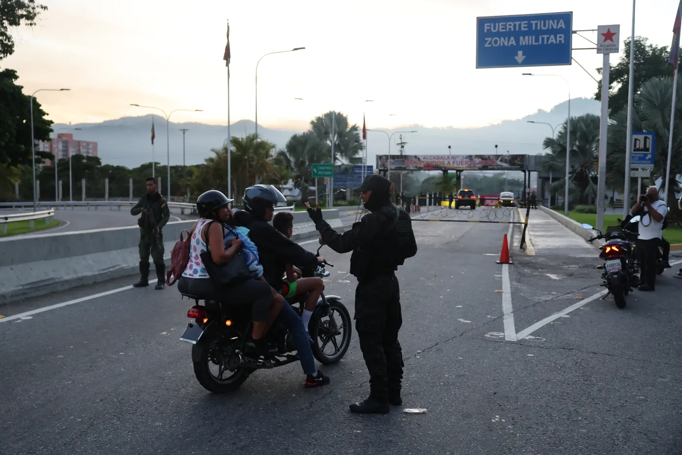 "Płakaliśmy ze szczęścia". Mieszkańcy Caracas po nocnym ataku USA na reżim Maduro
