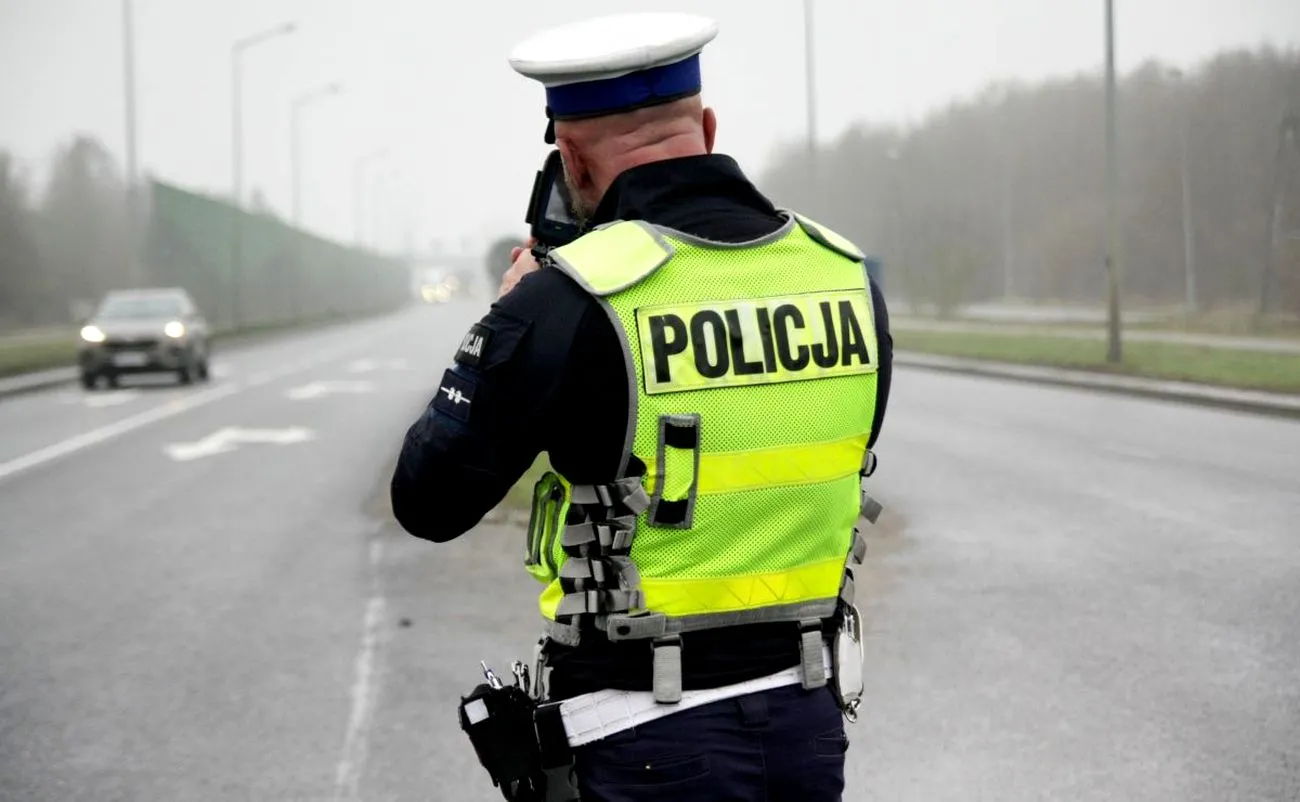 policjant-kontroluje-predkosc-kierowcow-39000891.jpg
