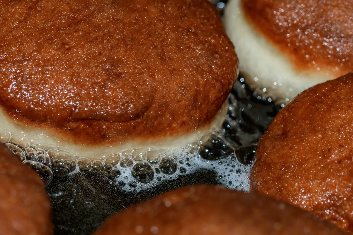 Tłusty Czwartek: co zrobić z olejem po smażeniu pączków?