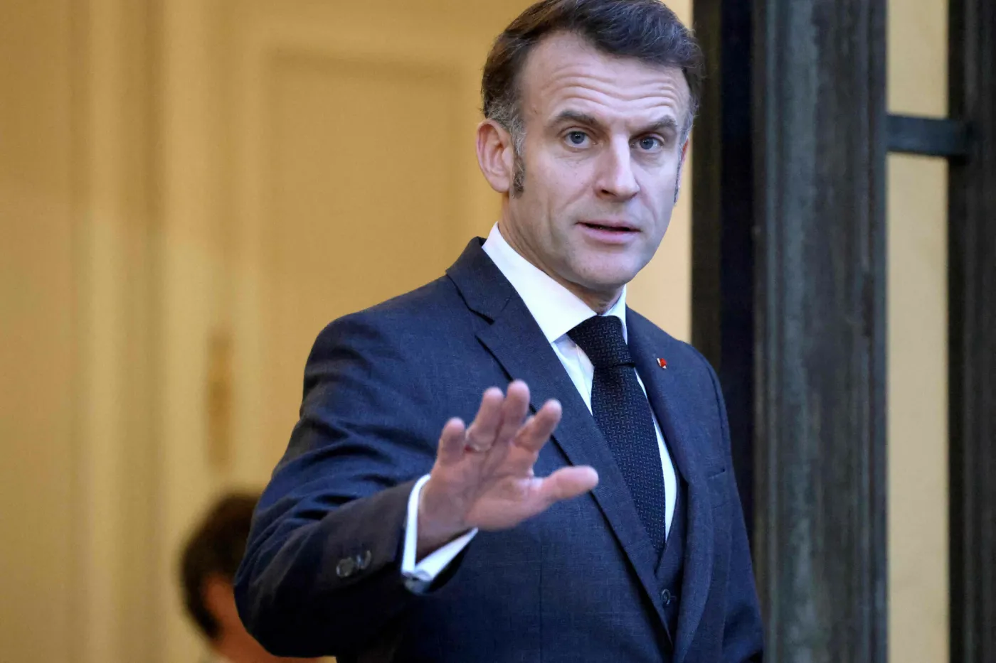 Macron bywał na imprezach u Epsteina? W sieci krążą "dowody"