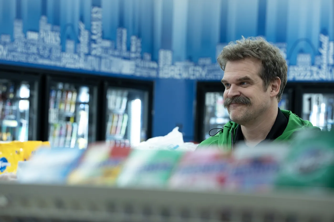 Gwiazda "Stranger Things" w nowym serialu. Tym razem to czarna komedia