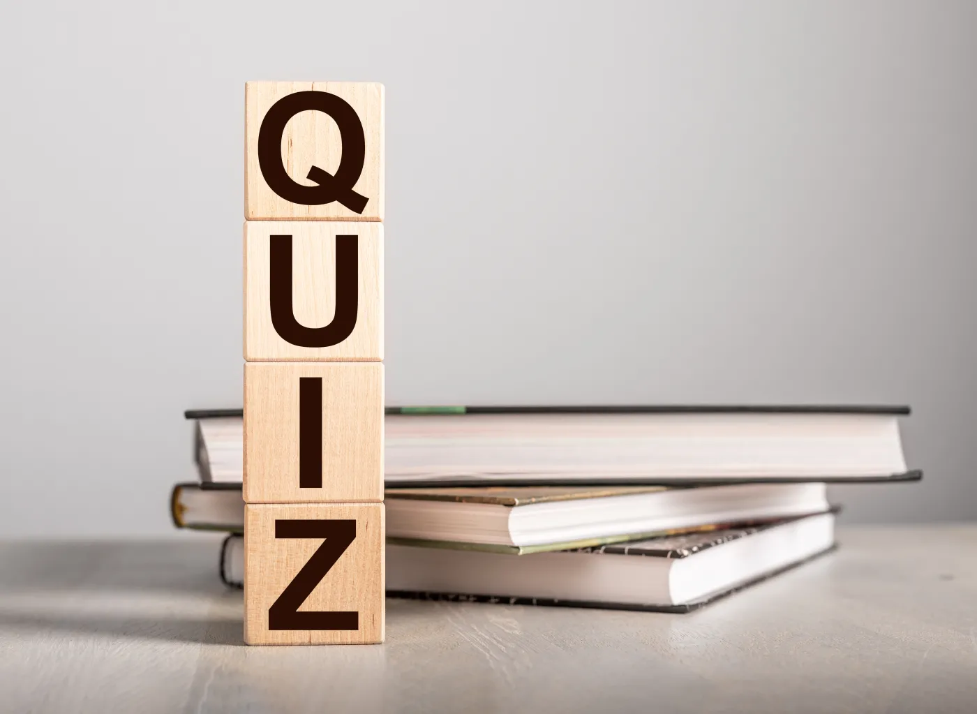 uiz ortografia ortograficzny Quiz,Letters,On,Wood,Blocks,And,Books,For,School,Education.