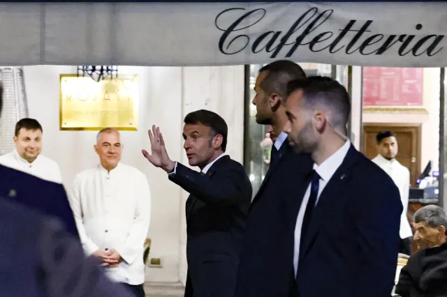 Macron bohaterem. Senior miał szczęście, że prezydent przechodził obok