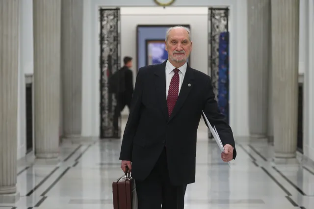 Tak Antoni Macierewicz potraktował dziennikarza TVN24. "Czy pan mnie słyszy?" [WIDEO]