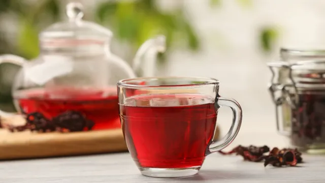 Nie matcha i nie czarna herbata. Pij napar z tej rośliny, a poczujesz się o wiele lepiej