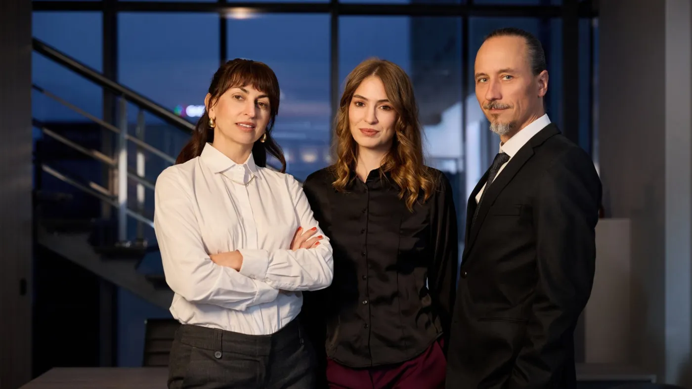 Marta Ojrzyńska, Ana Dumitrașcu i Rafał Maćkowiak na planie filmu "Córka winiarza"