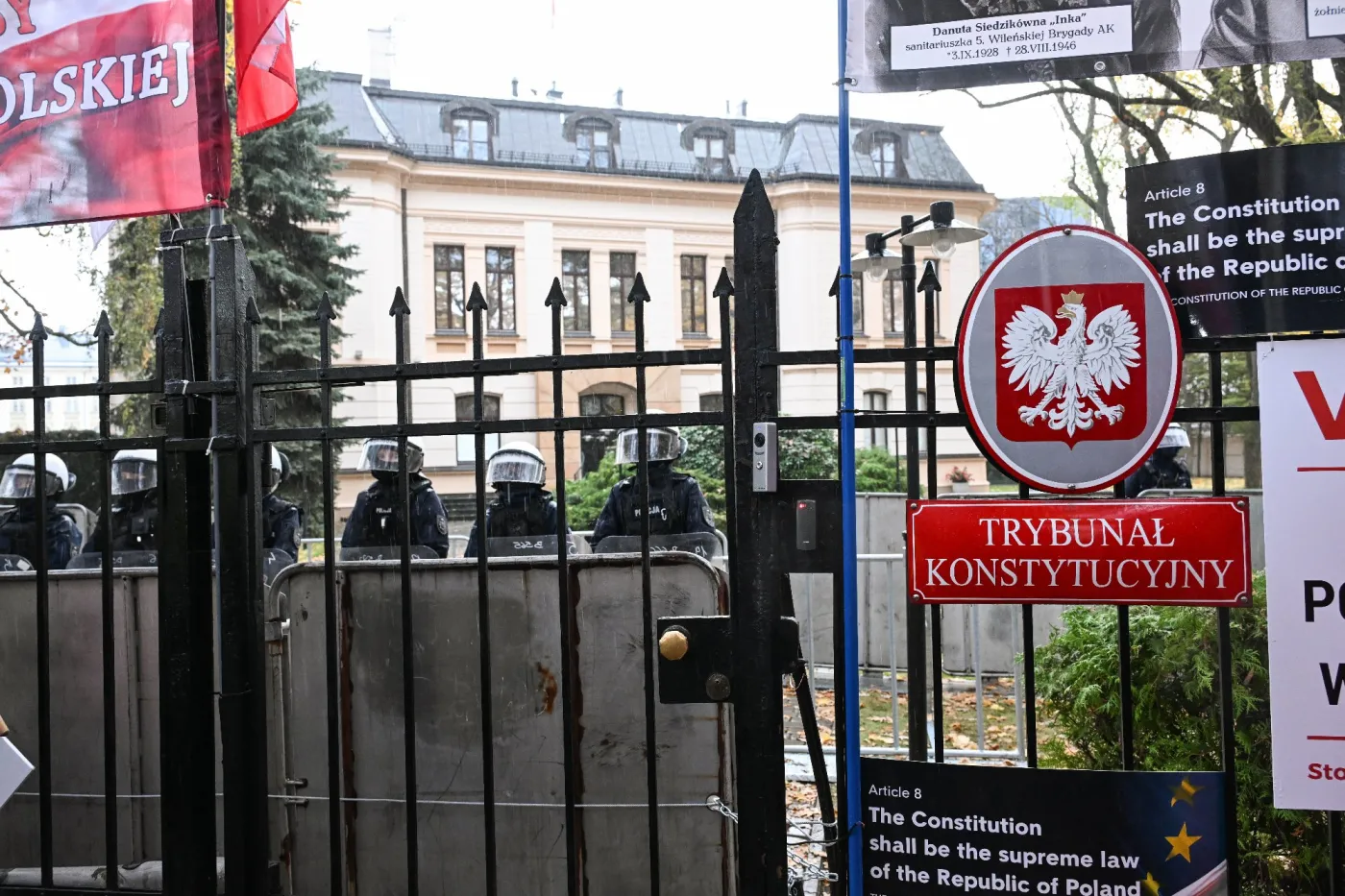 policja przed budynkiem Trybunału Konstytucyjnego