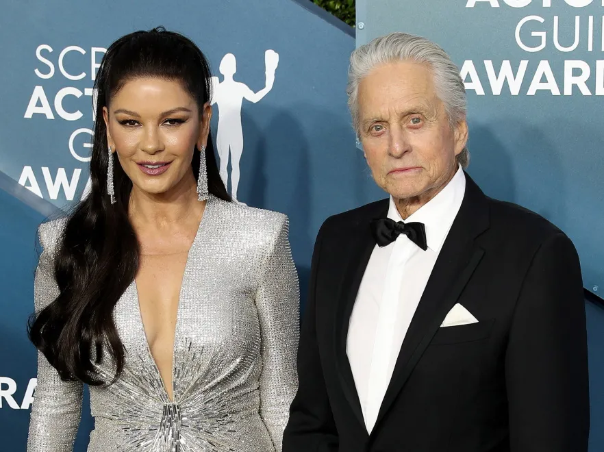 Sztuczne włosy i "świeżutka" twarz. Catherine Zeta-Jones nie godzi się z upływem czasu