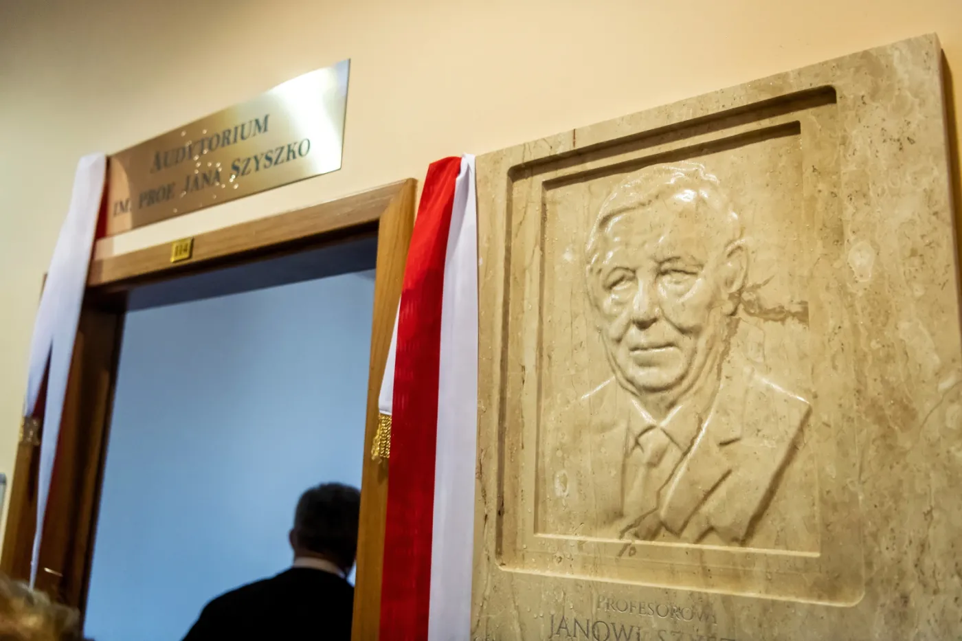 W Toruńskiej WSKSiM odsłonięto tablicę poświęconą prof. Szyszce