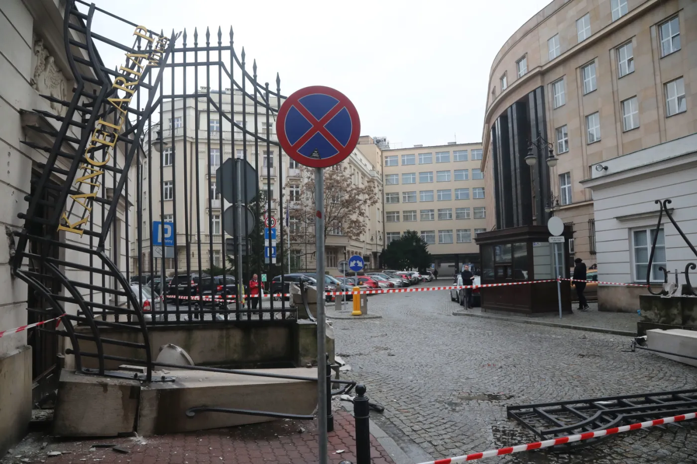 Uszkodzona brama wjazdowa na teren Sejmu