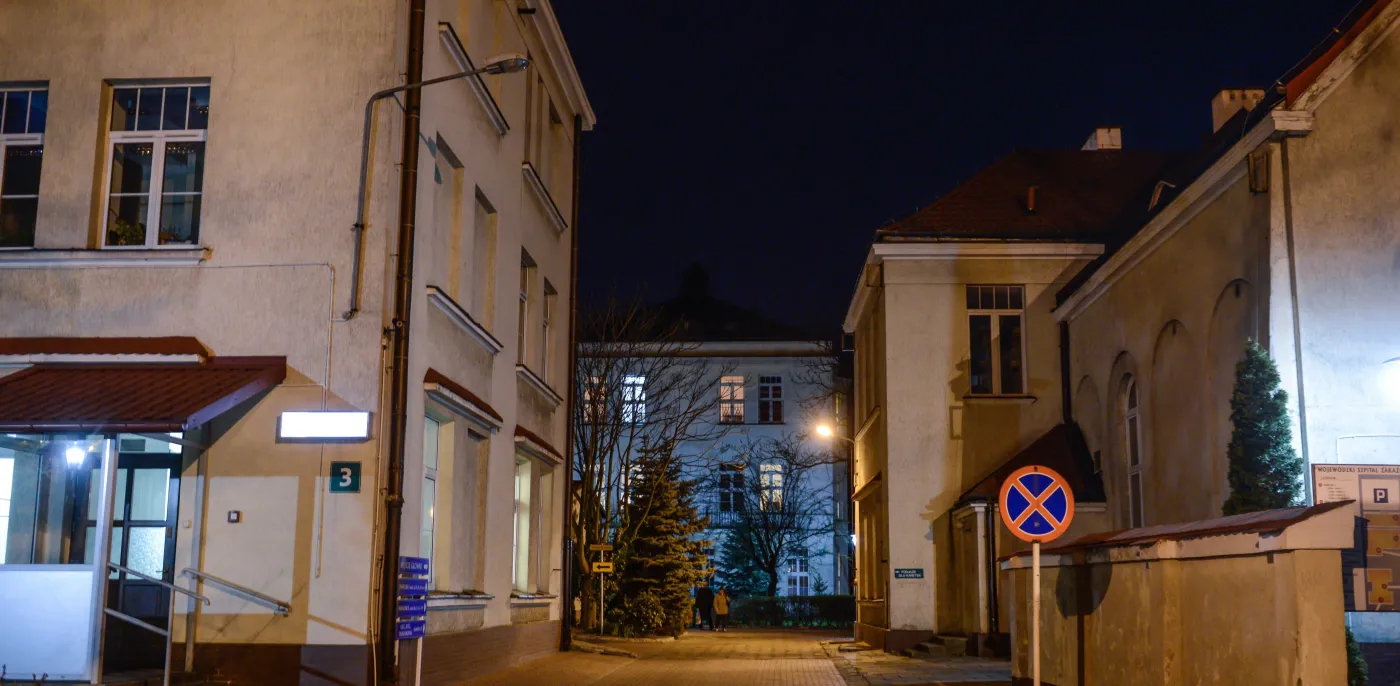 500 zł za badanie koronawirusa w szpitalu. Opozycja oburzona. O co chodzi?