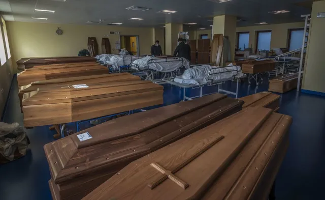 "Transporty grozy" we Włoszech. Wojsko wywozi trumny z ciałami zmarłych z Bergamo