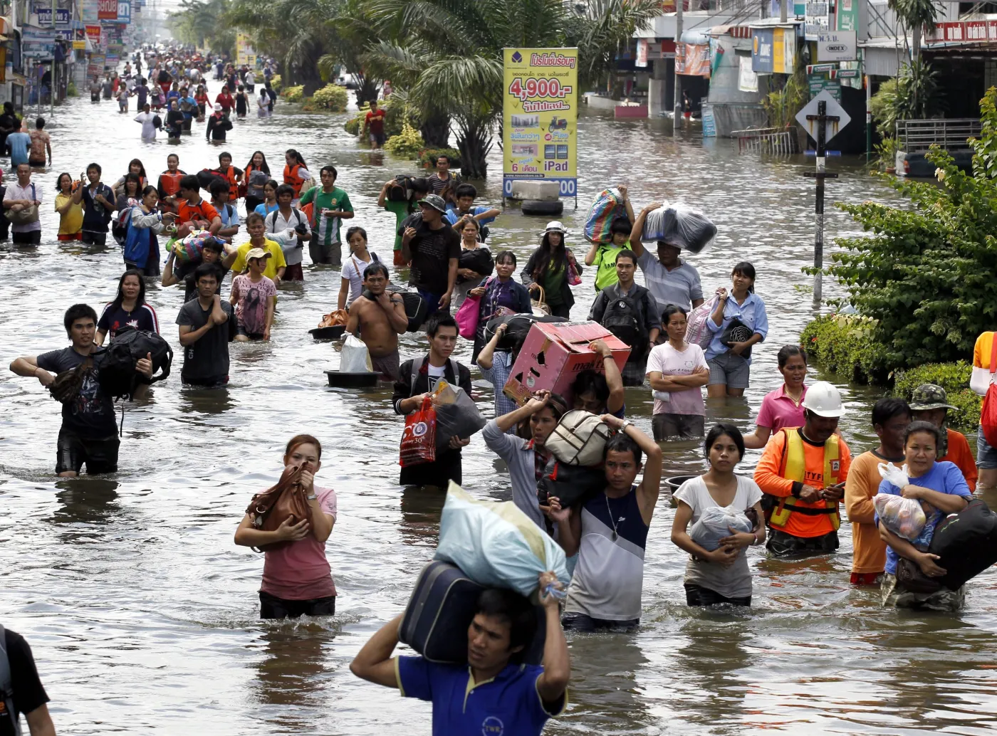 Ewakuacja jednej z fabryk na przedmieściach Bangkoku