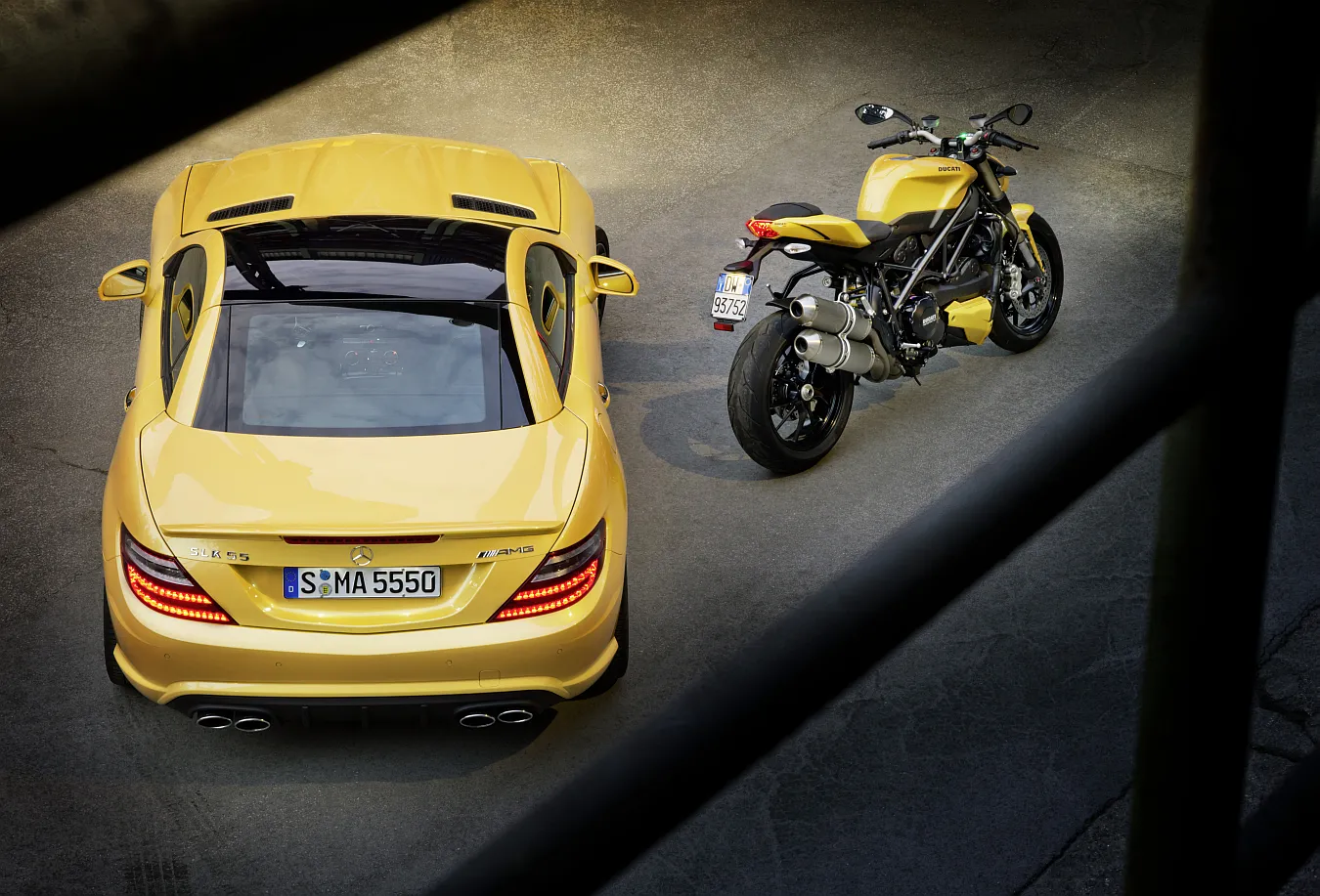 2837580-mercedes-slk-55-amg-i-ducati-streetfighter.jpg