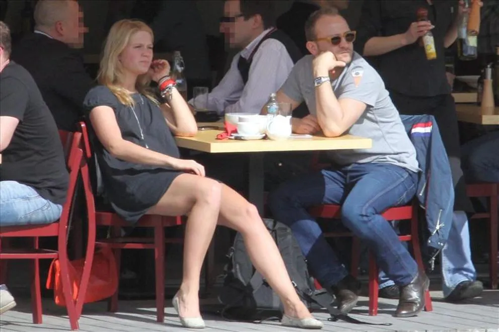 Nowa dziewczyna Szyca pokazuje nogi w mini