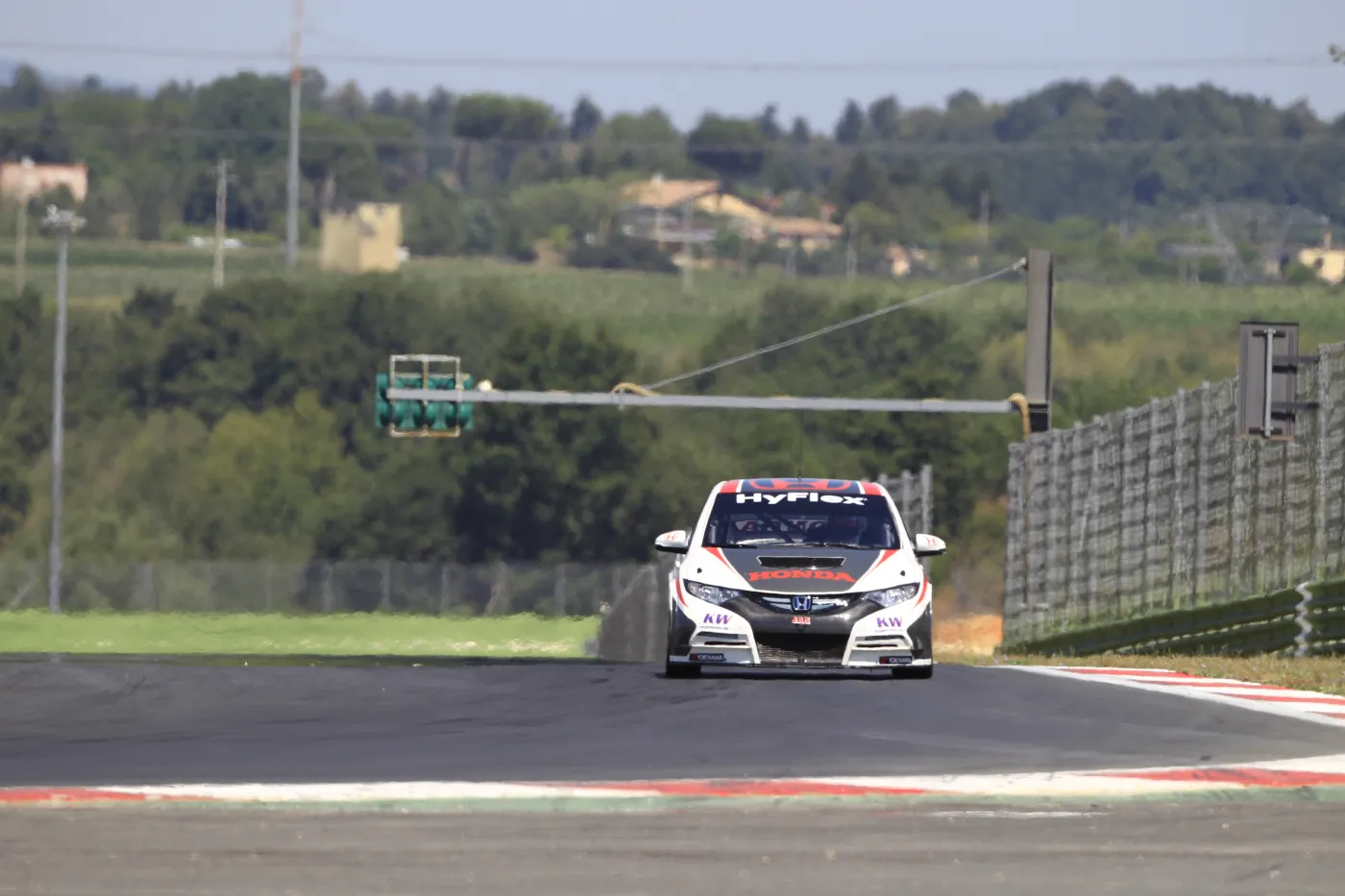 3858123-17425-track-testing-begins-on-the-civic-wtcc.jpg