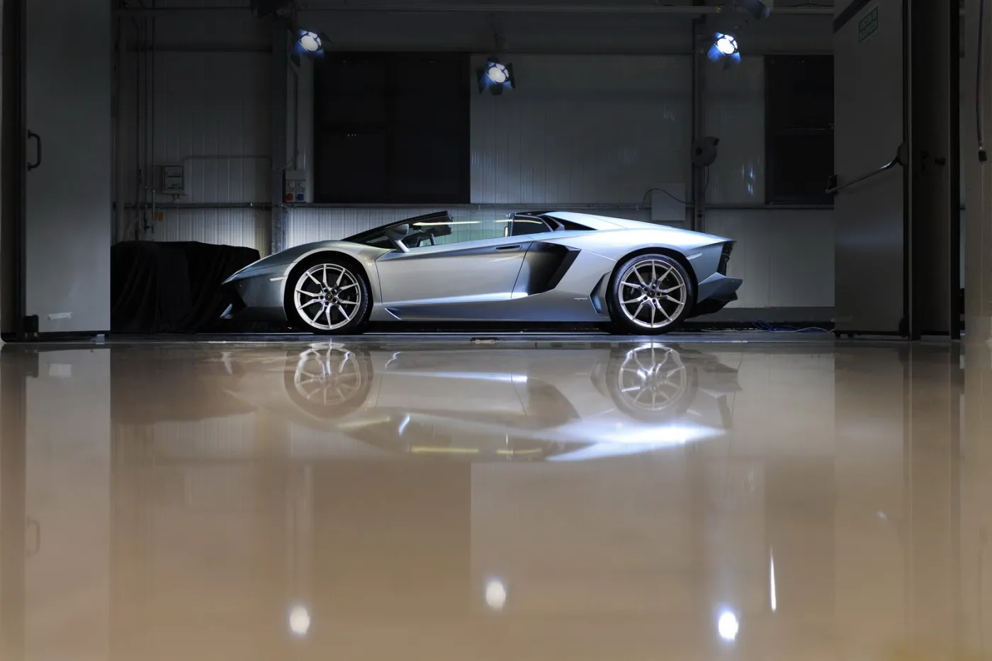 4266091-lamborghini-aventador-lp-700-4-roadster-03-2.jpg