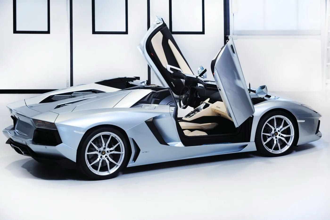 4266236-lamborghini-aventador-lp-700-4-roadster-10-2.jpg