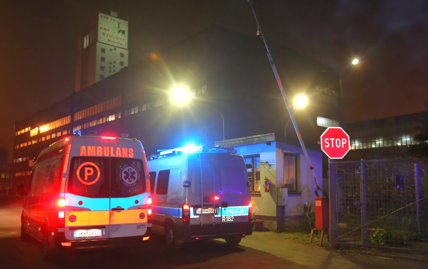 Siedmiu górników w stanie krytycznym. Dramatyczna akcja ratunkowa. ZDJĘCIA