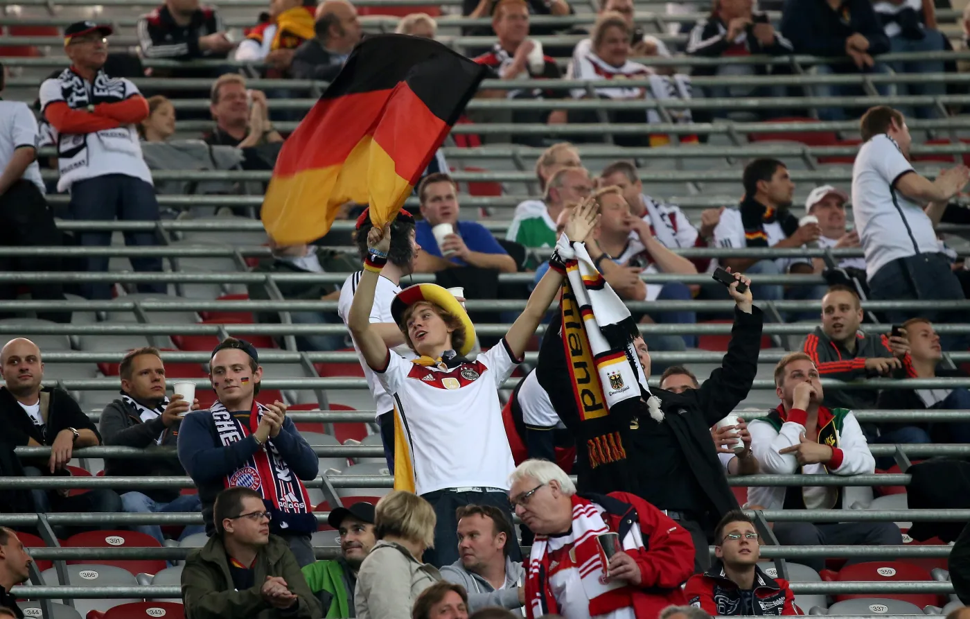 Niemieccy kibice przed meczem eliminacyjnym piłkarskich mistrzostw Europy z Polską