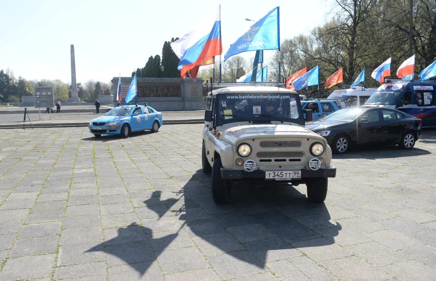 7683051-uczestnicy-rosyjskiego-rajdu-samochodowego.jpg