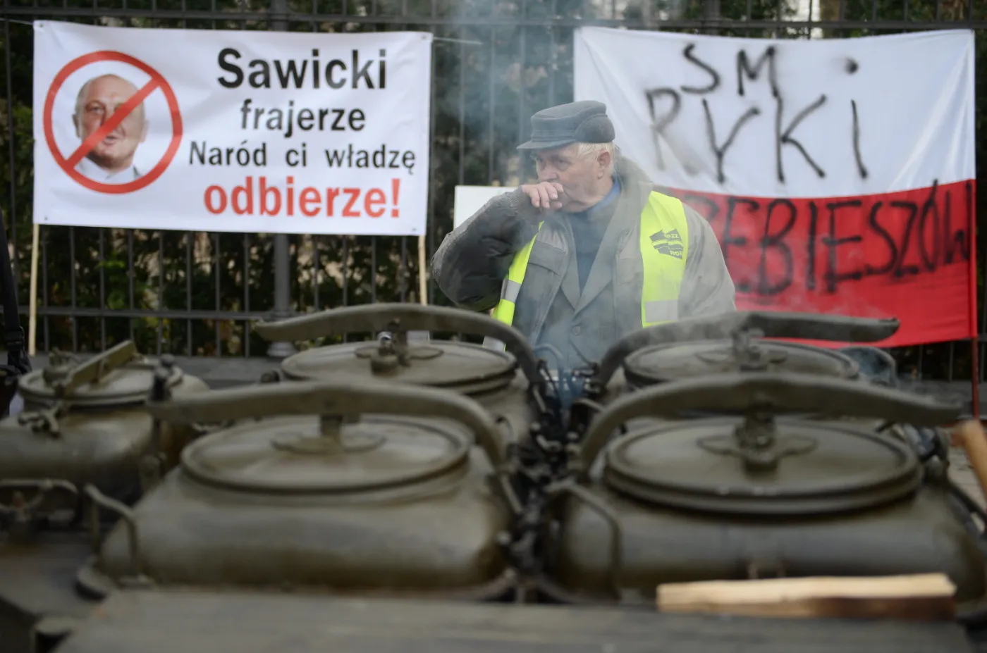 Naprzeciwko KPRM przy Alejach Ujazdowskich trwa protest rolników