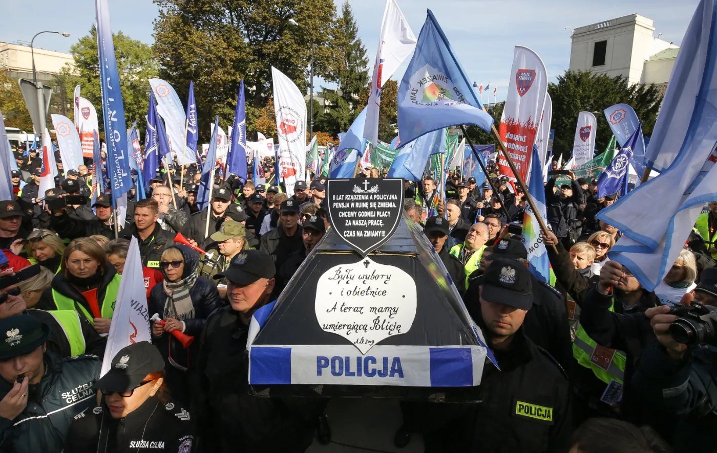 Pikieta związków zawodowych funkcjonariuszy i pracowników służb mundurowych przed Sejmem w Warszawie
