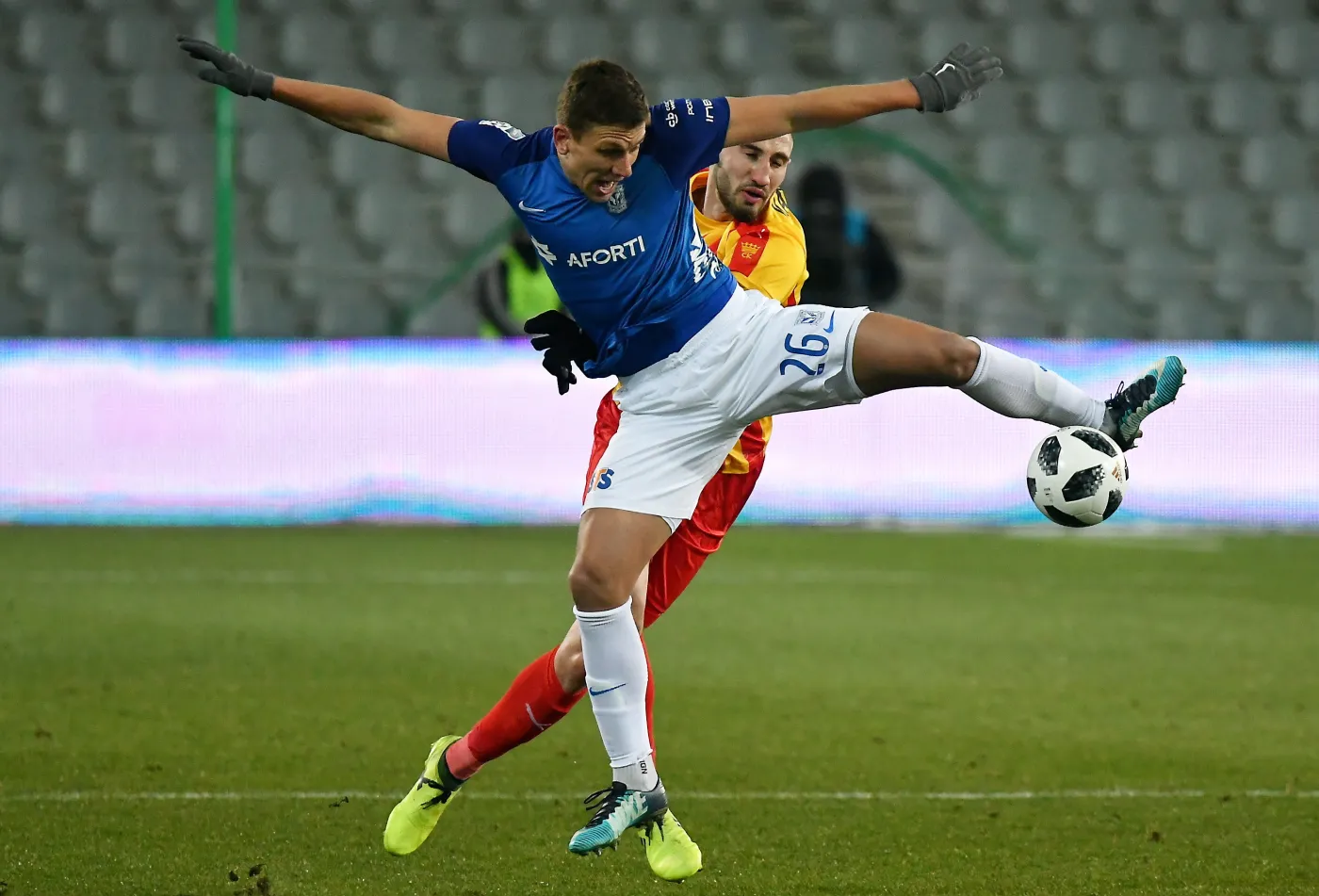 Zawodnik Korony Kielce Nika Kaczarawa(tył) i Rafał Janicki (przód) z Lecha Poznań