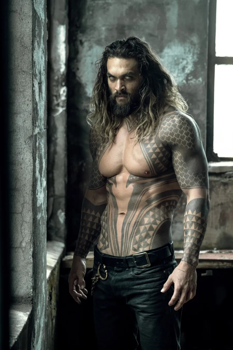 10557348-jason-momoa-w-filmie-liga-sprawiedliwosci.jpg