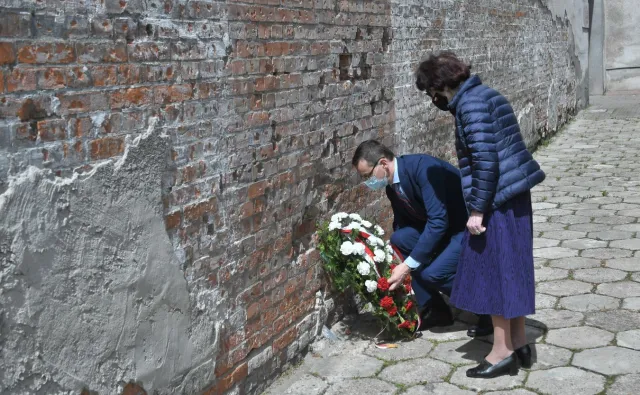 72. rocznica śmierci Pileckiego. Morawiecki wraz z córką rotmistrza złożyli kwiaty w miejscu egzekucji