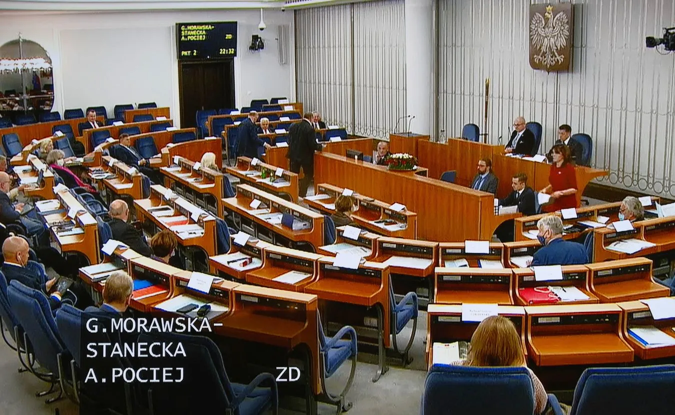 Politycy wybuchli śmiechem. Niecodzienna sytuacja podczas obrad Senatu [WIDEO]