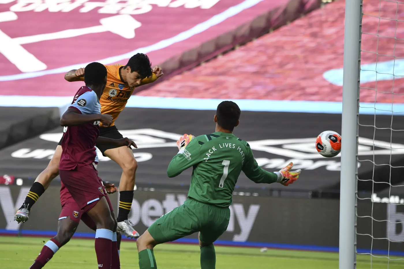 Fabiański dwa razy wyjmował piłkę z siatki. Sytuacja West Ham coraz trudniejsza