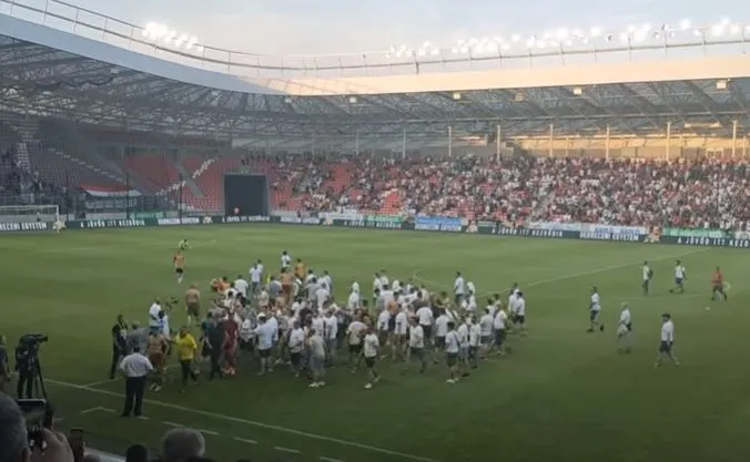 Kibice wbiegli na boisko i zmusili piłkarzy do oddania koszulek