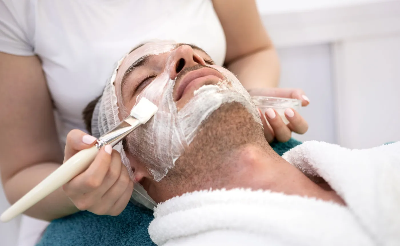 Przychodzi facet do kosmetologa… Trendy pielęgnacyjne wśród panów