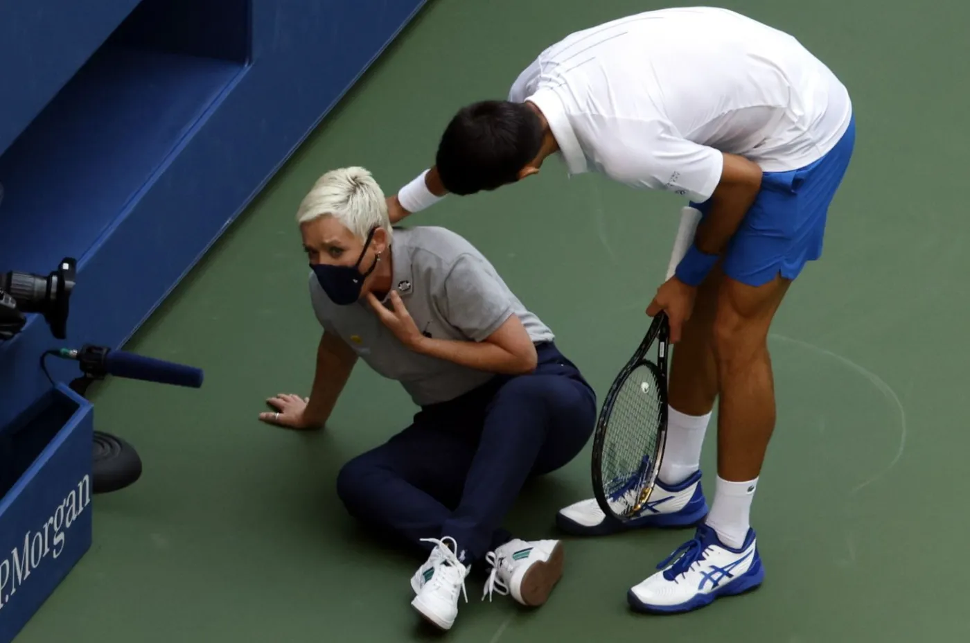 Djokovic wyrzucony z US Open! Za uderzenie piłką sędzi [WIDEO]