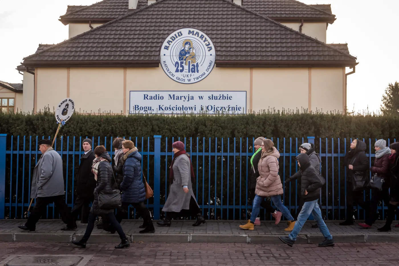 Podpalił własne auto przed budynkiem Radia Maryja. Policja: Mógł być pod wpływem narkotyków