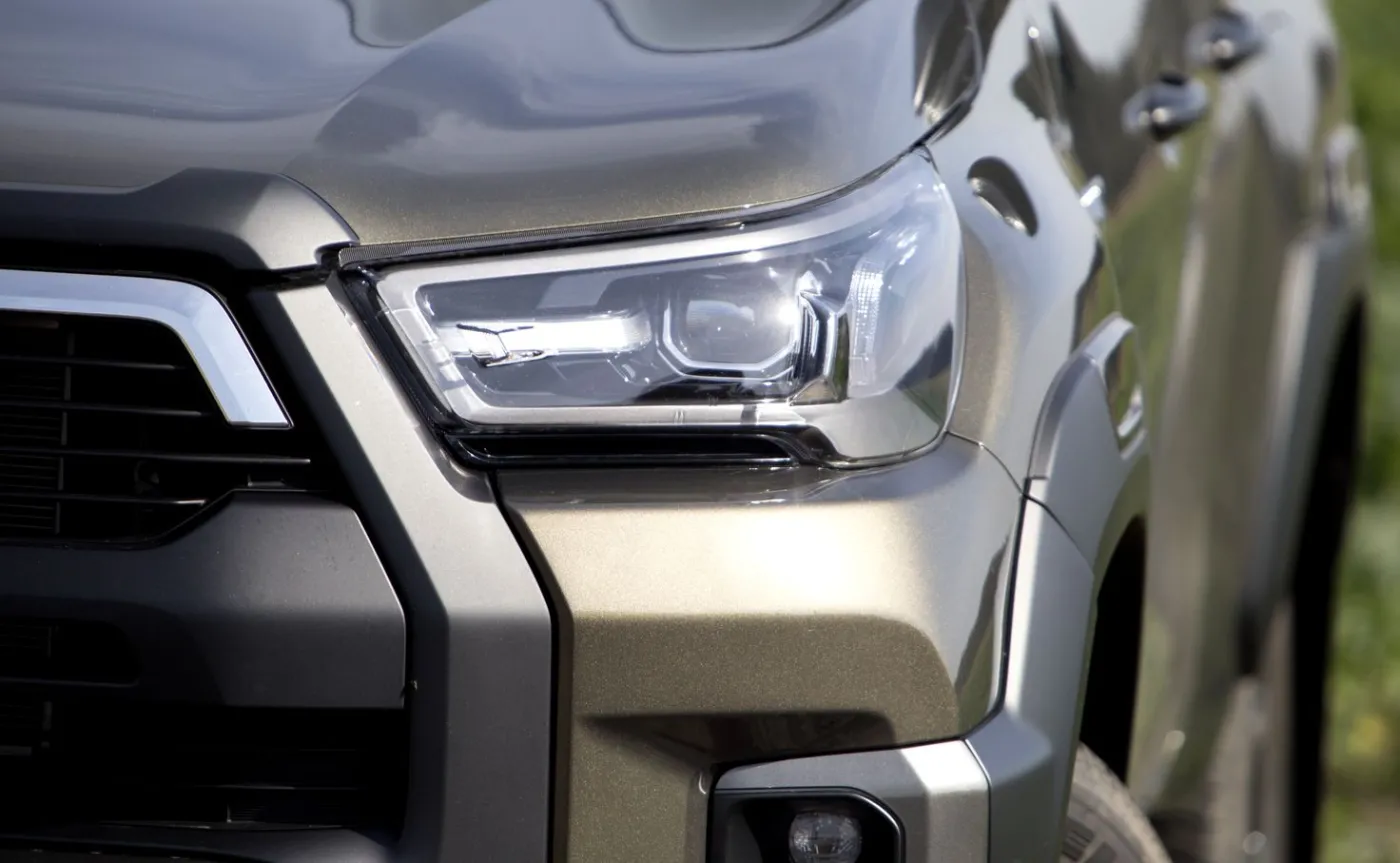 Nowa Toyota Hilux debiutuje w Polsce. Ceną jednak zaskakuje stary model