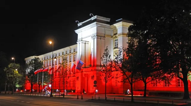 Rolnicy z AgroUnii pod Kancelarią Premiera. Rozstawili krzyż z kwiatów [WIDEO]