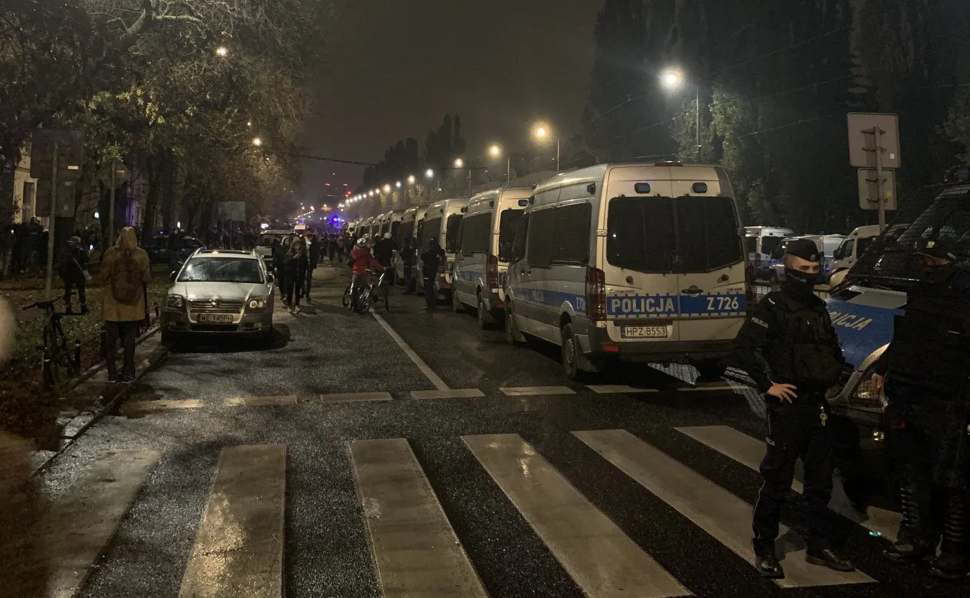 Policja na warszawskim Żoliborzu w trakcie protestów po decyzji TK w sprawie aborcji