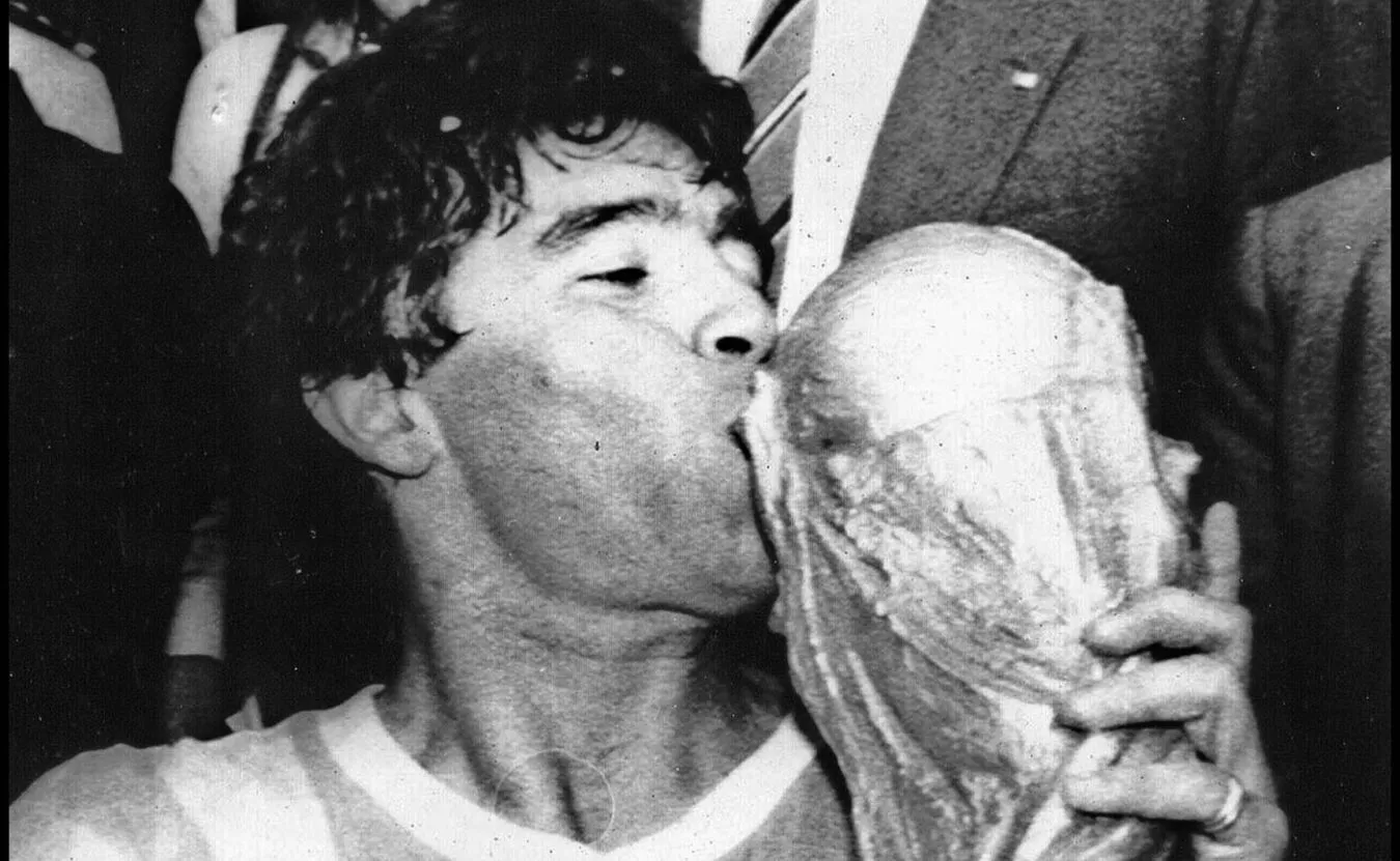 "Legendy NIGDY nie umierają". Piłkarski świat żegna Maradonę