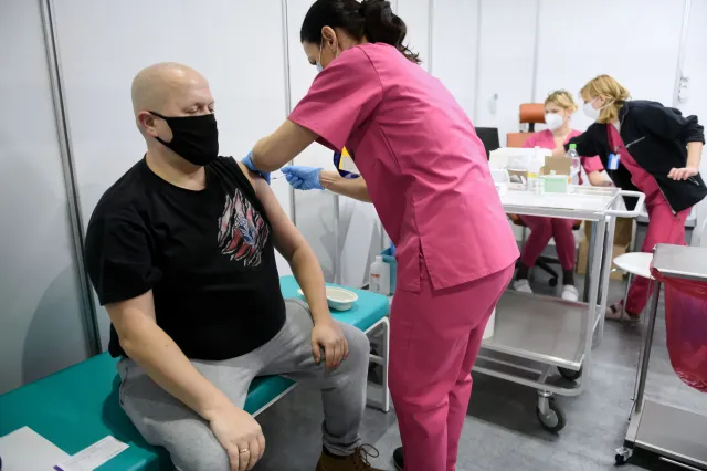 Problemy z kwalifikacją do szczepień. Lekarze boją się odpowiedzialności