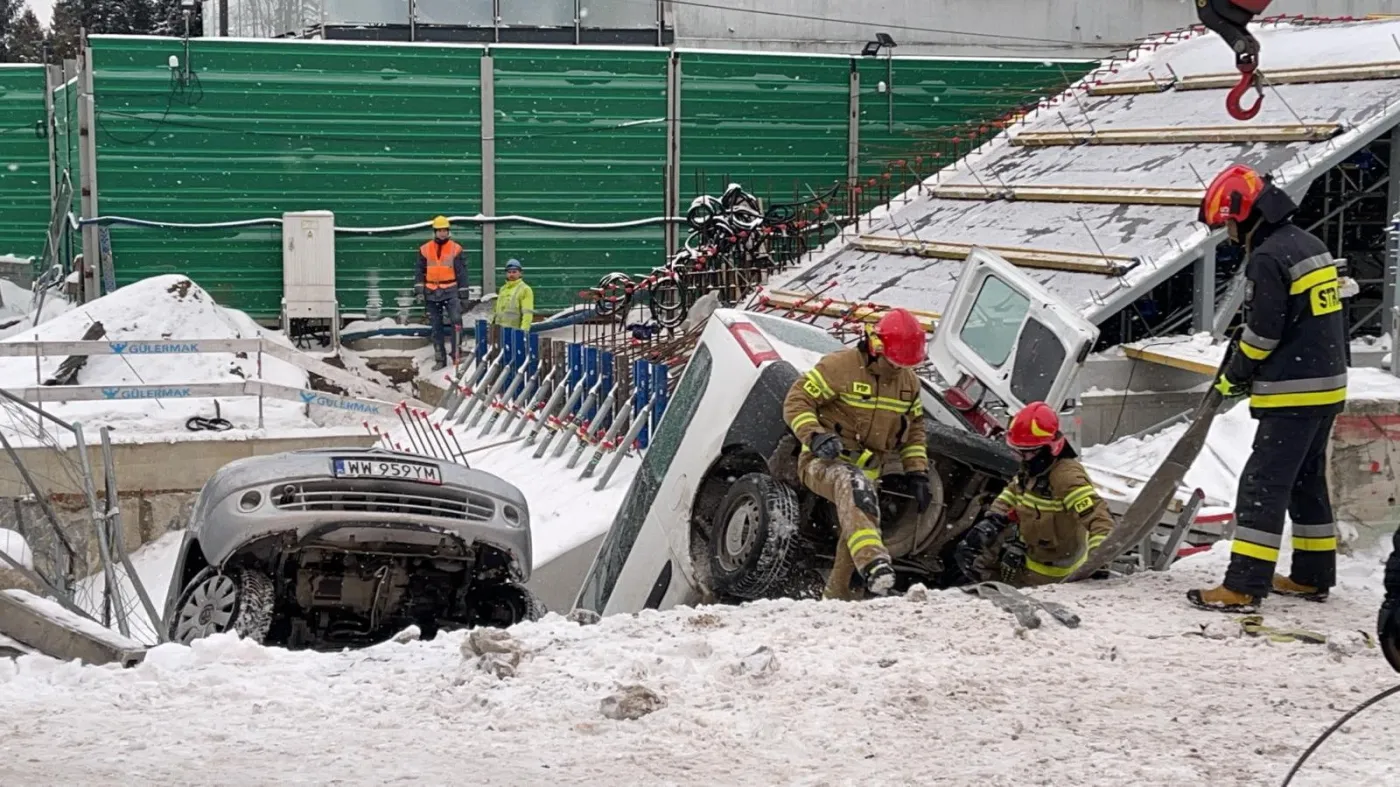 Dwa samochody wpadły do wykopu na budowie metra. Kierowca pod wpływem alkoholu