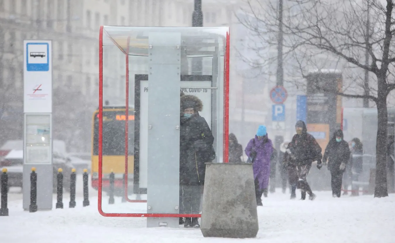 Reporter TVN24 i Białorusin pchają autobus. Nagranie hitem internetu